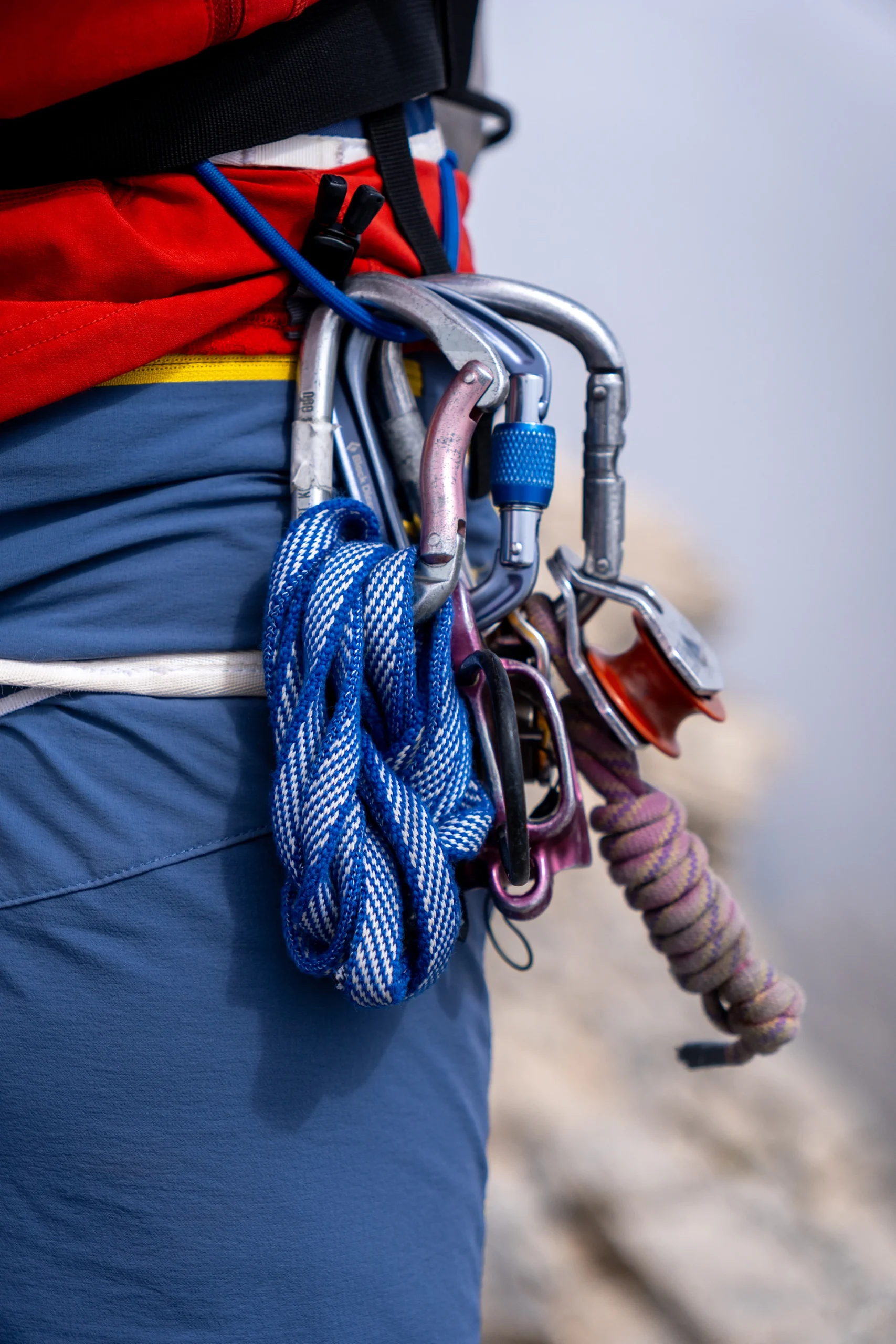 Close up van touwen en klimuitrusting aan een rugzak