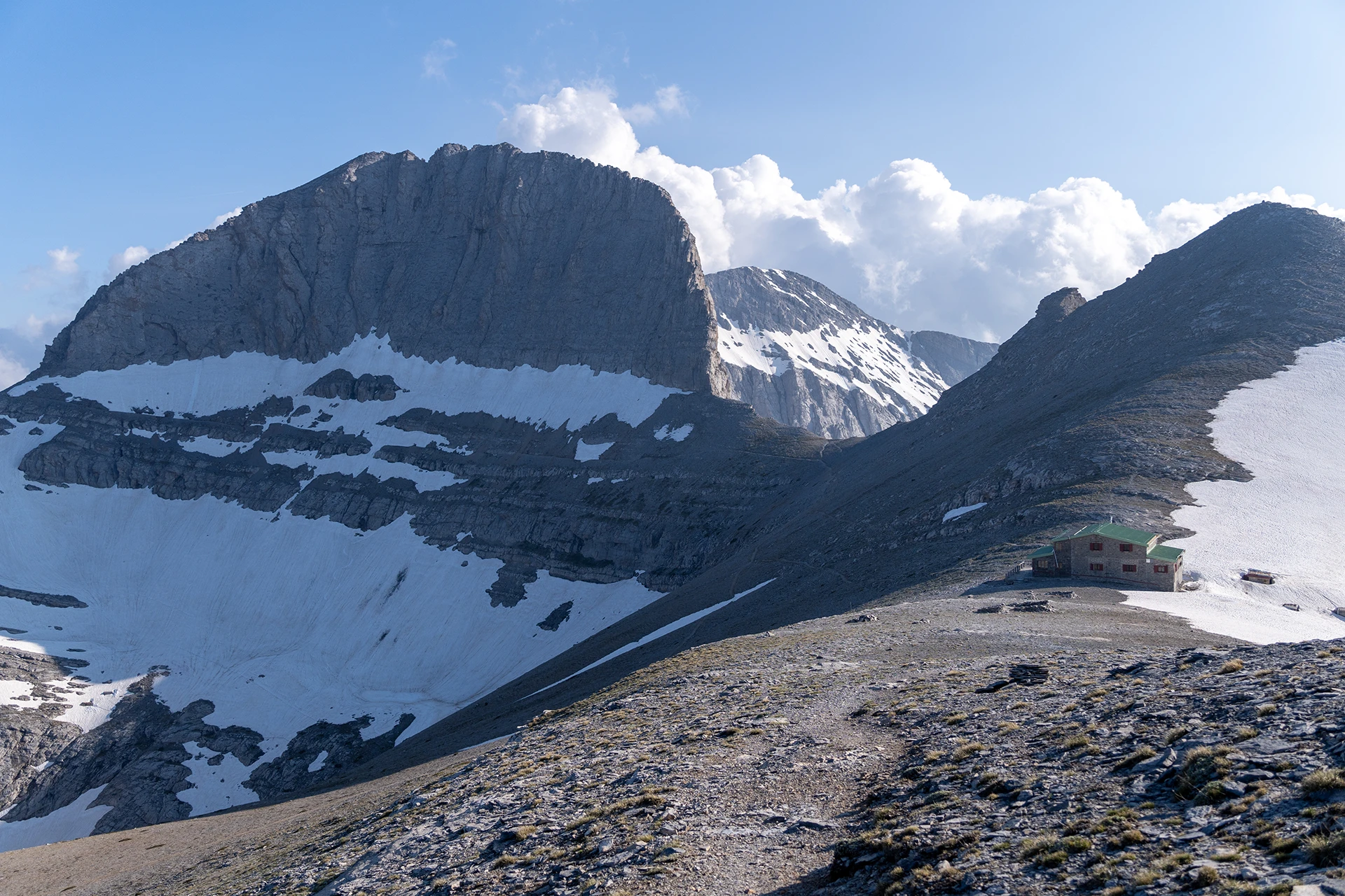 Bergmassief met diepe verticale wanden onder heldere lucht