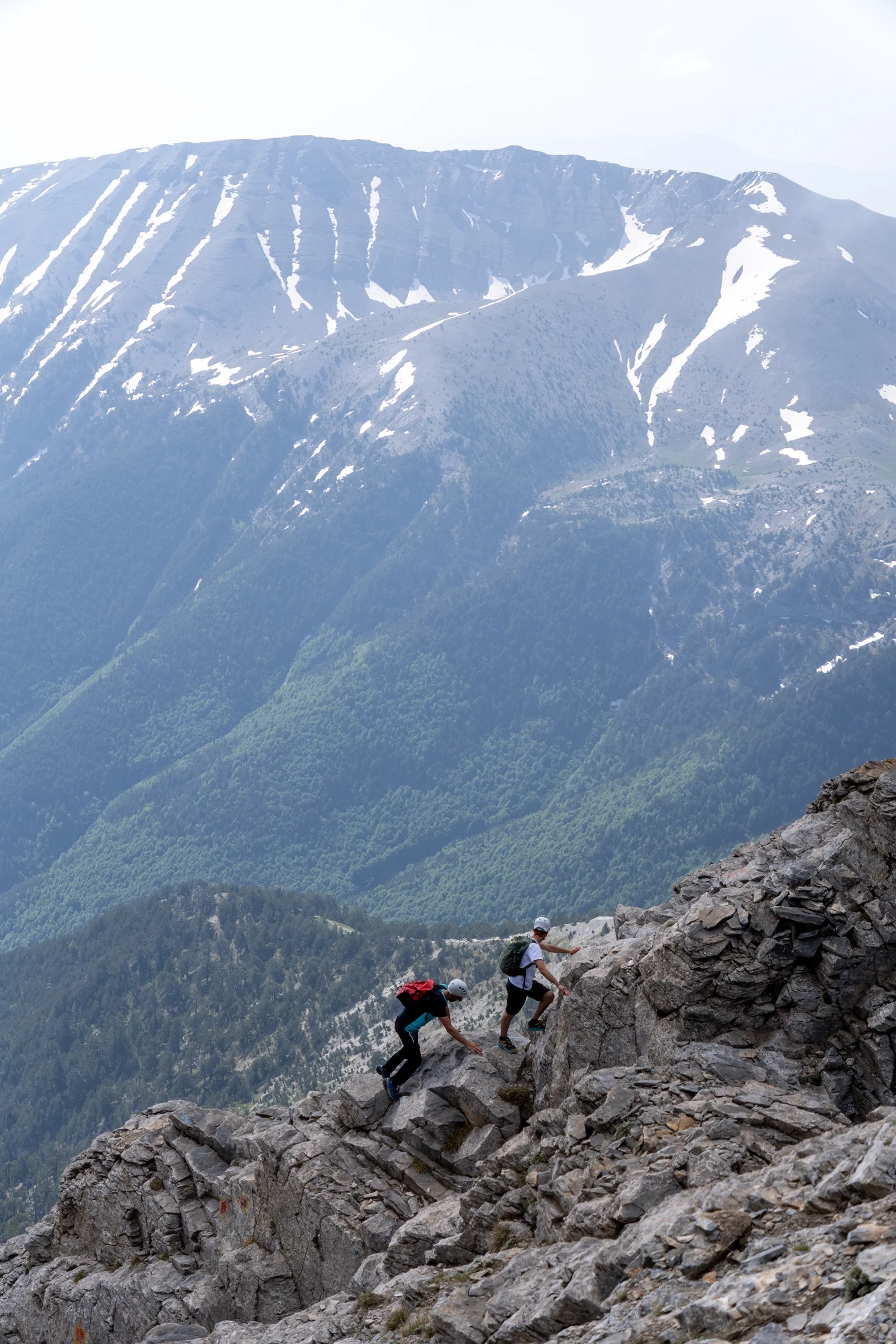 Uitzicht op besneeuwde bergtoppen onder blauwe lucht