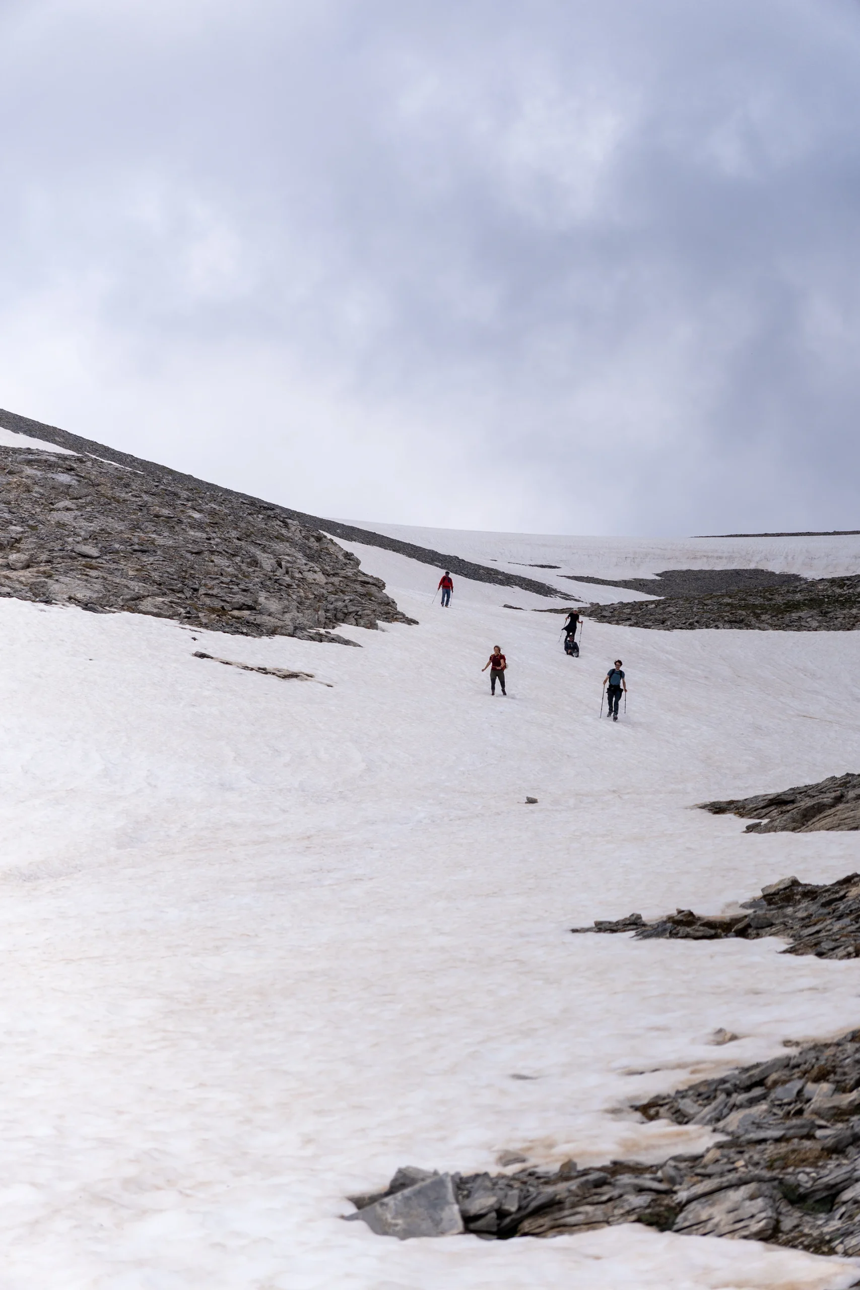 Groep wandelaars die een sneeuwveld oversteekt