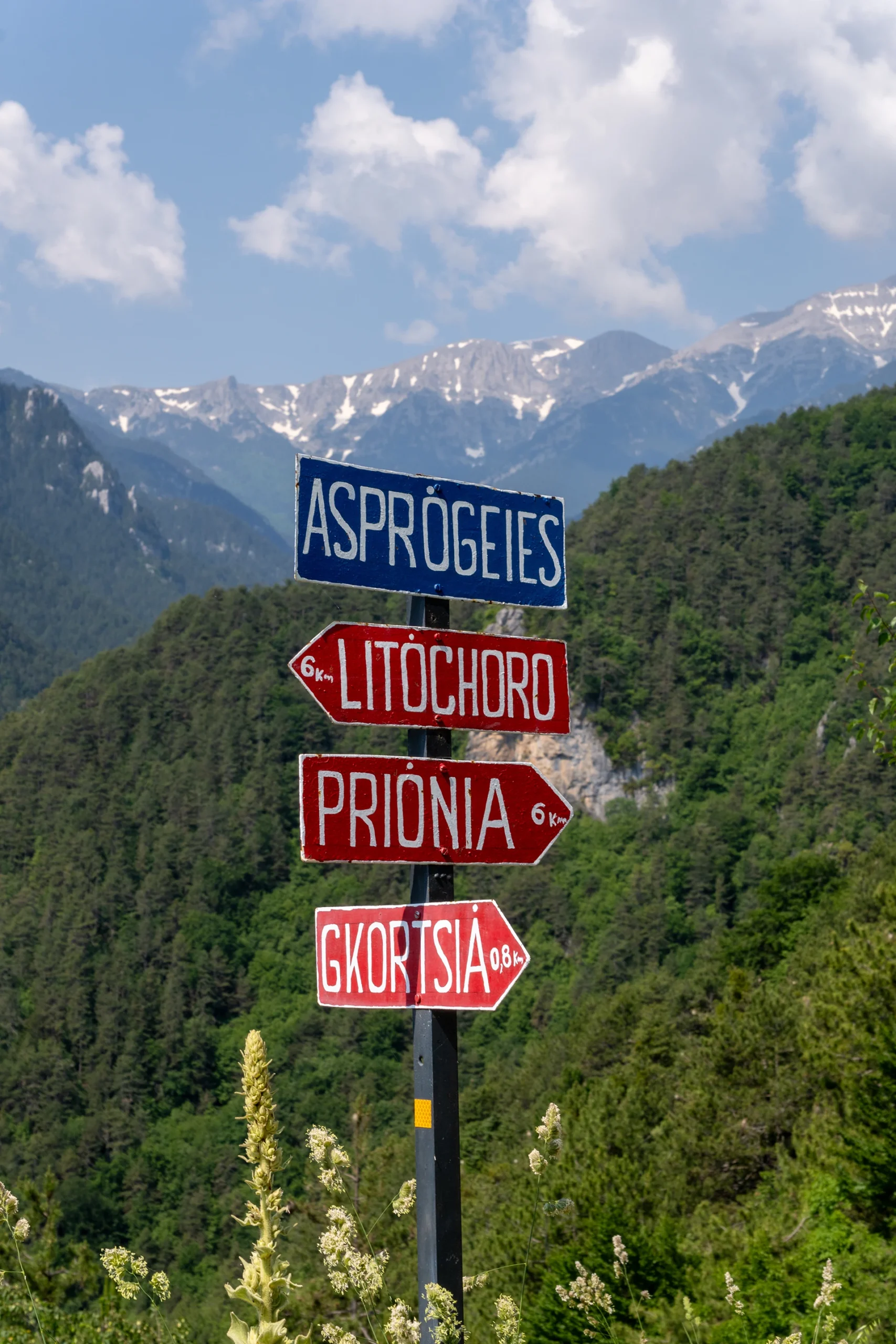 Bord met routeaanwijzingen in een berggebied