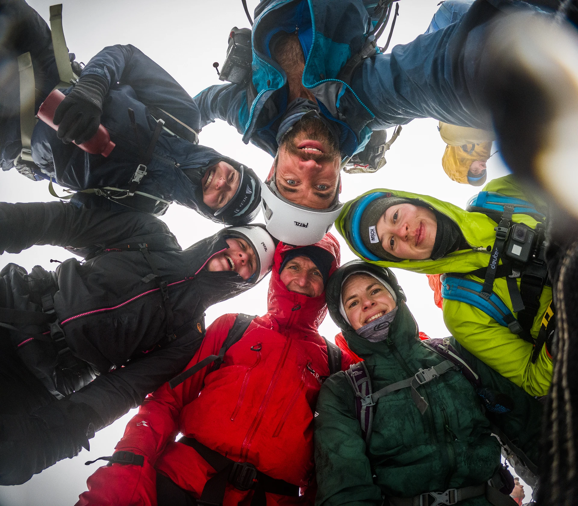 Close up van groep die onder een fisheye perspectief in de sneeuw poseert
