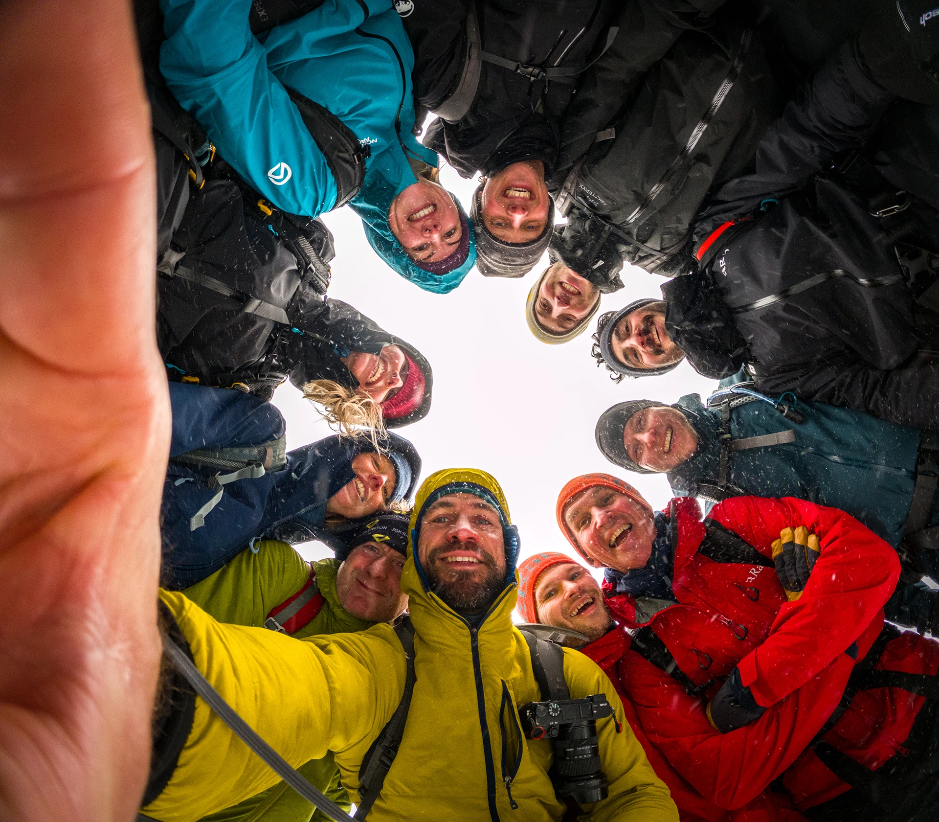 Groep mensen die in een cirkel in de sneeuw samen lacht