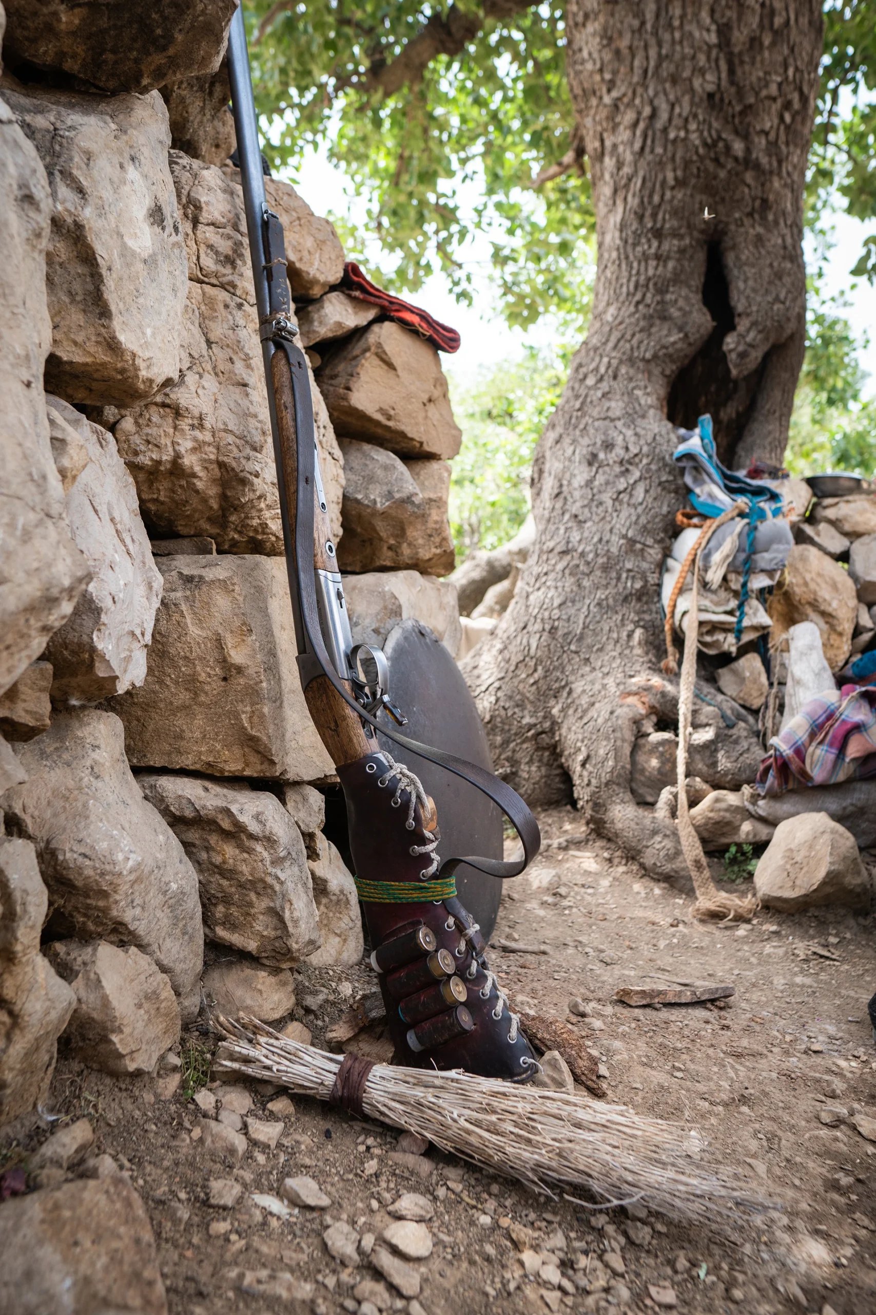 Kind dat op de grond speelt naast een stenen hut