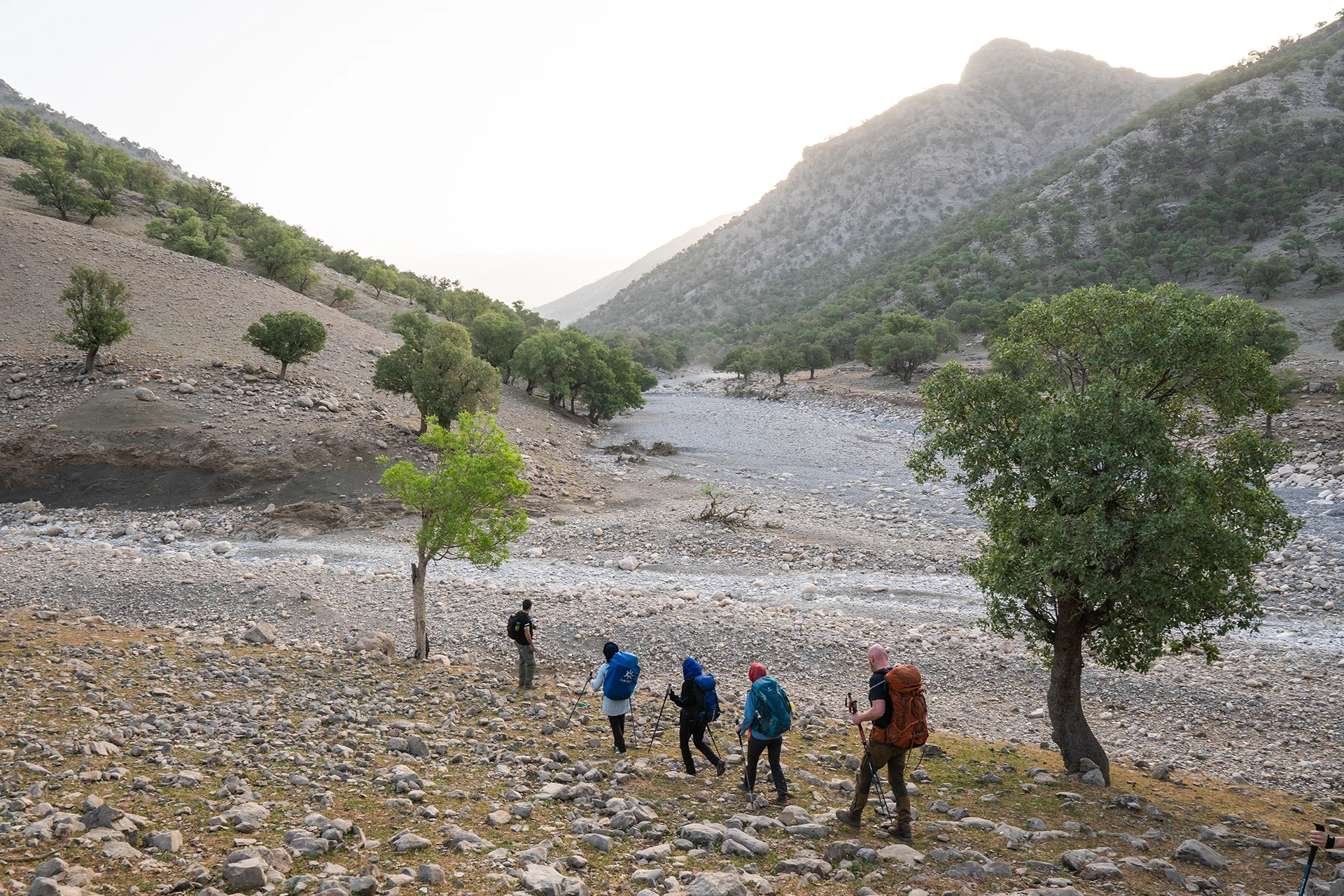 Kind dat glimlacht terwijl het iets in de hand houdt