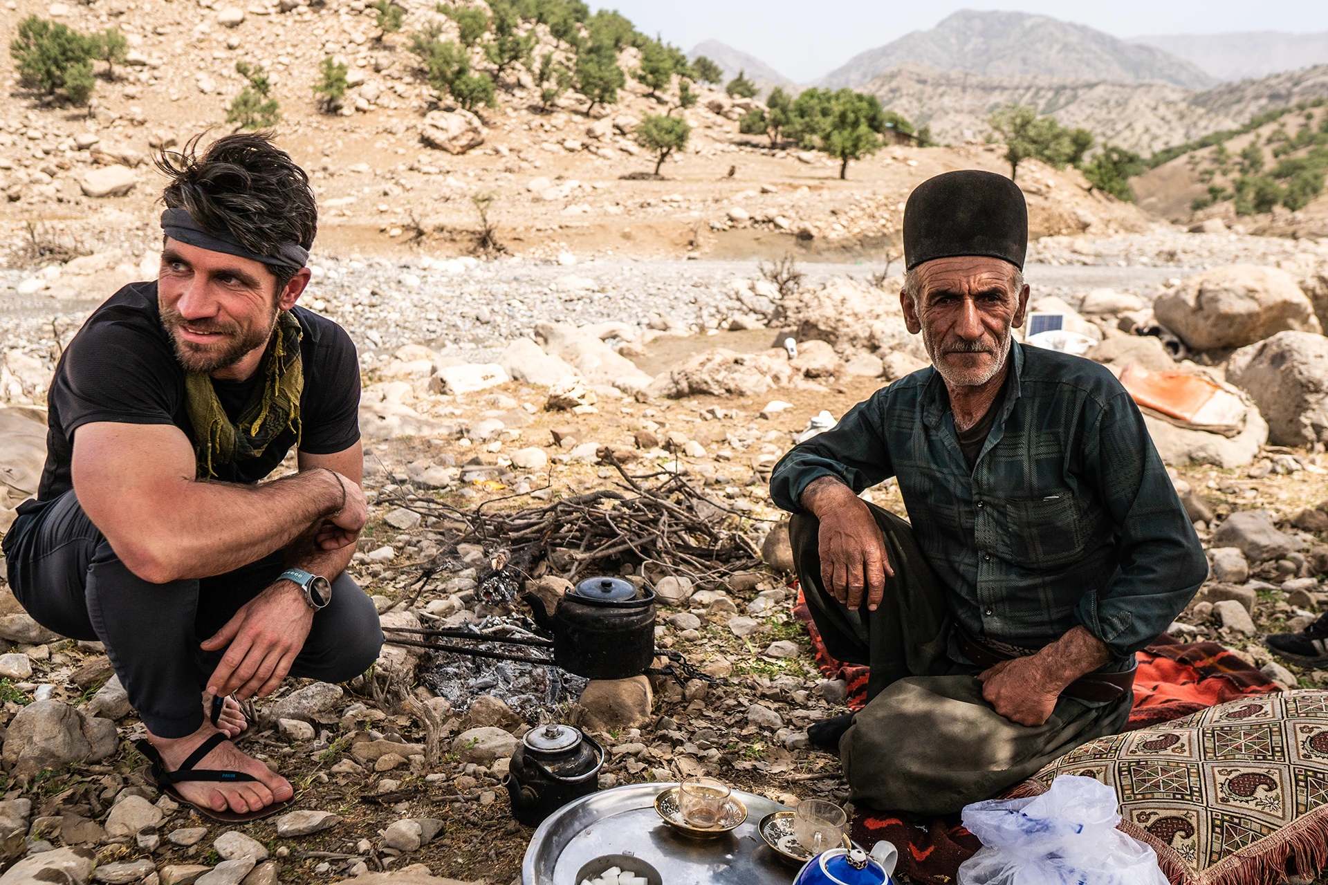 Mensen die samen buiten koken en eten in een berggebied