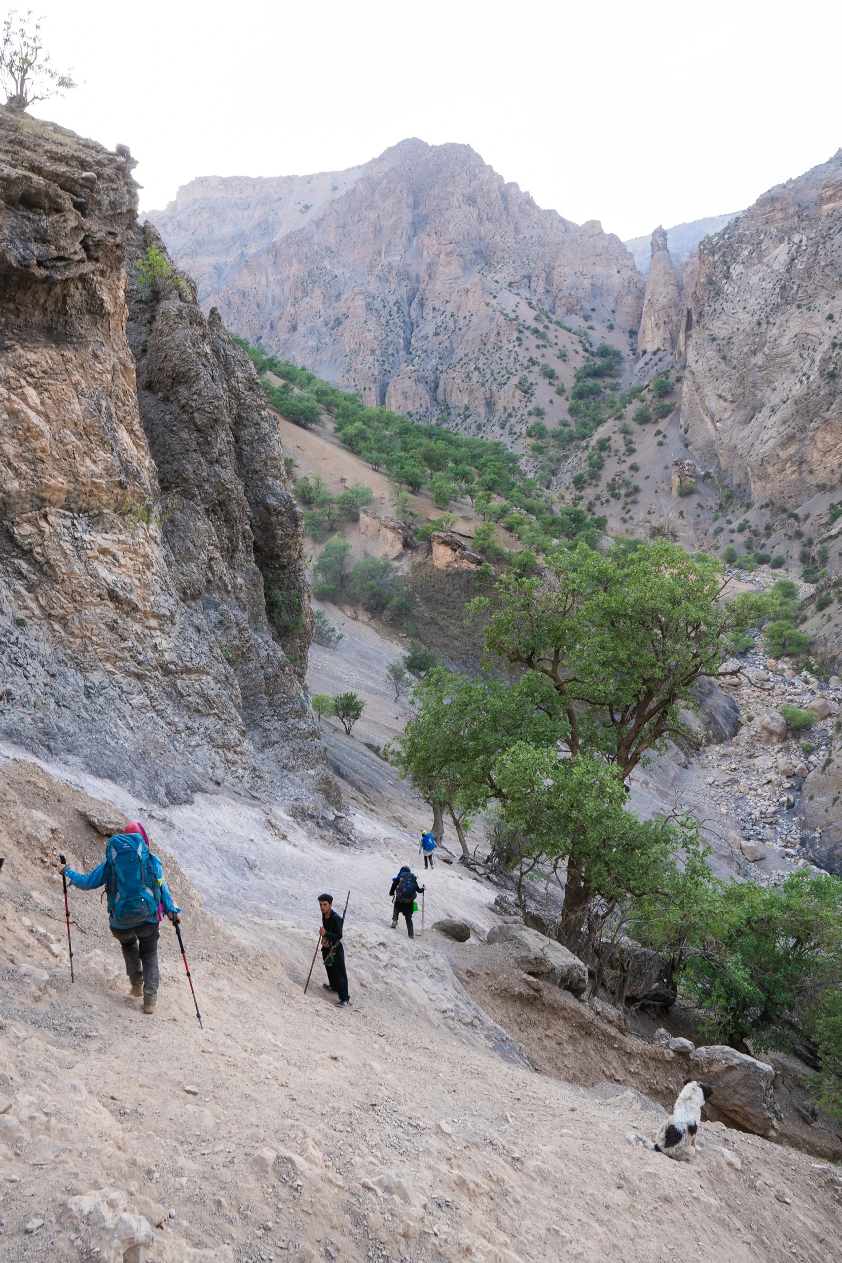 Wandelaars die door een smalle kloof met hoge wanden trekken
