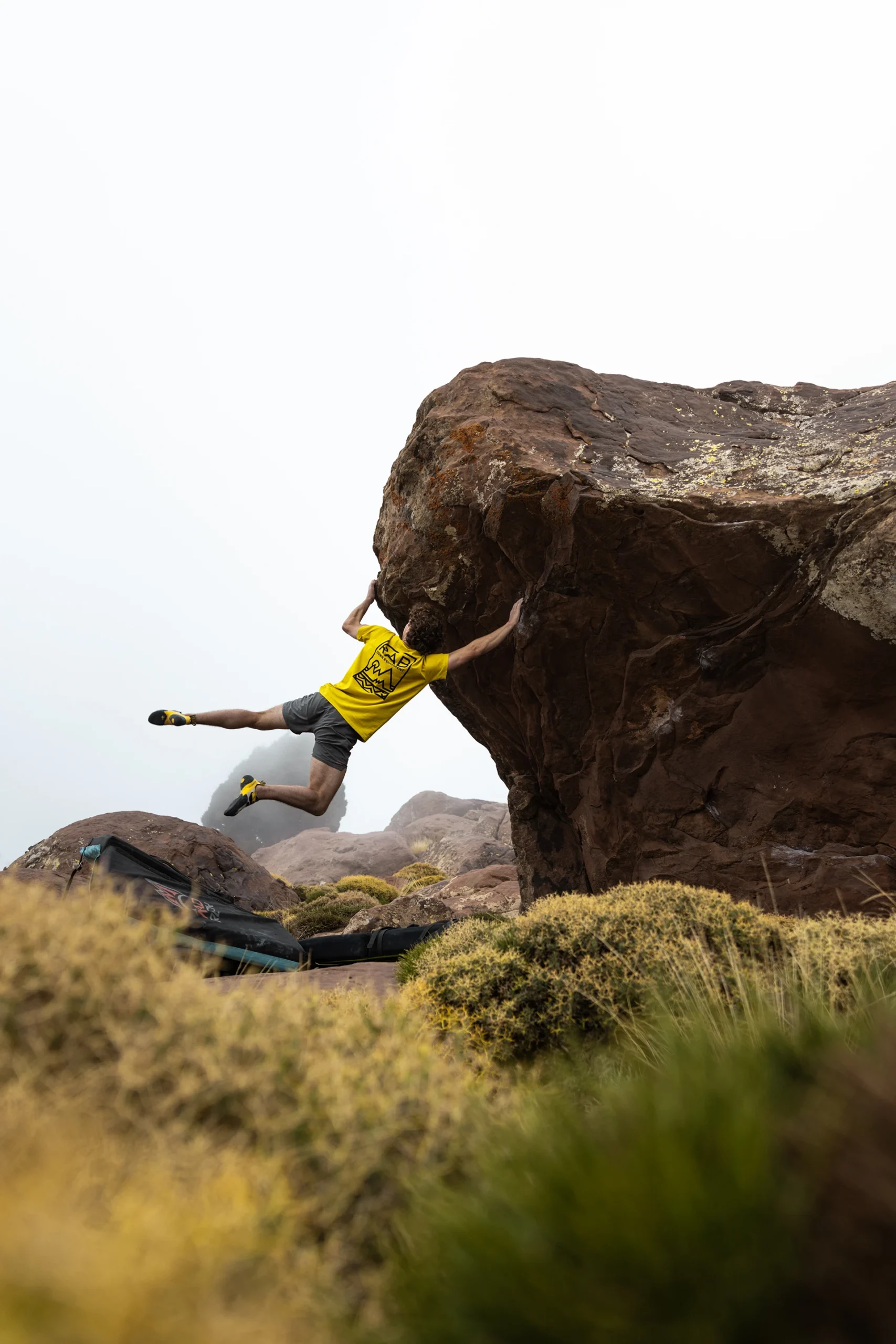Twee hikers die in avondlicht op een rotsplateau lopen