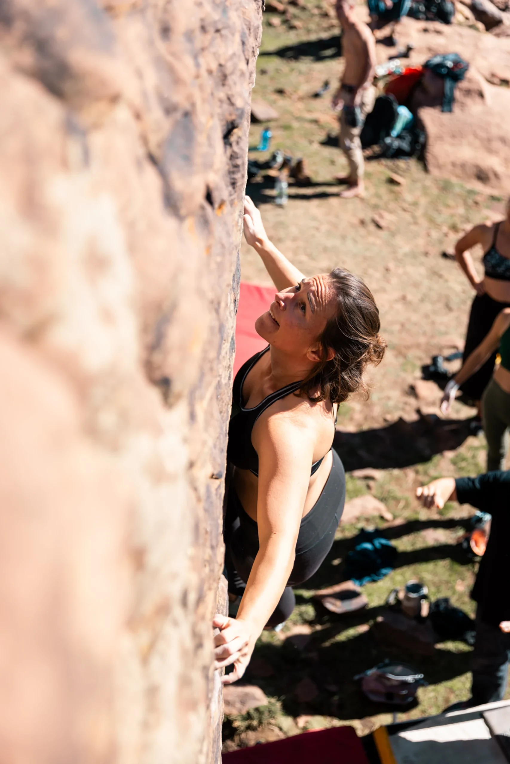 Mensen die samen eten buiten bij een kampplaats