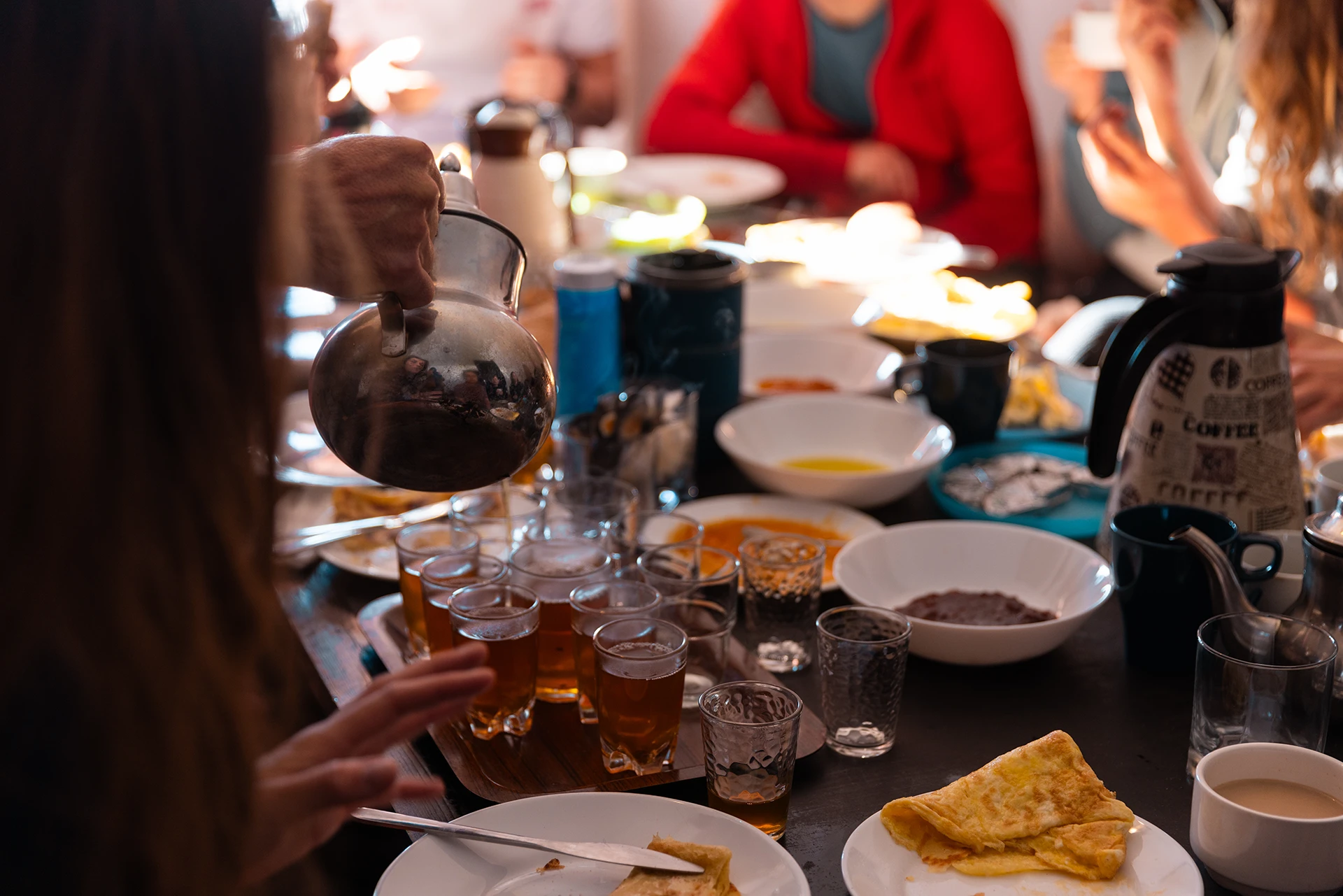Klimmer die een hoge boulder route probeert