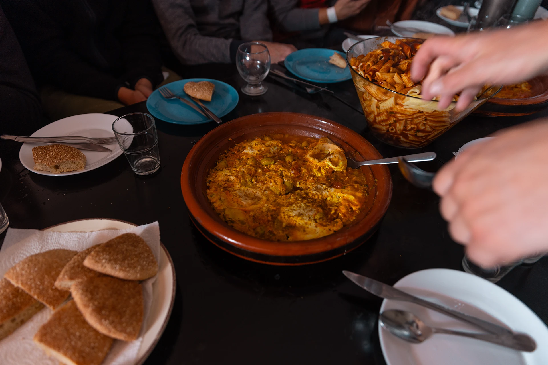 Tafel vol gerechten tijdens een maaltijd in een berghut