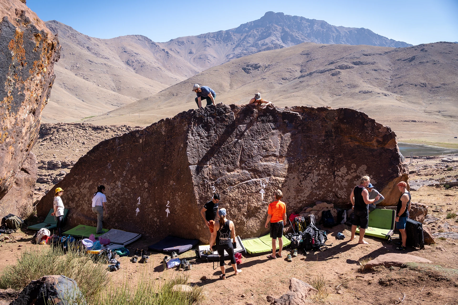 Hikers die een rotsroute klimmen in een droog berggebied
