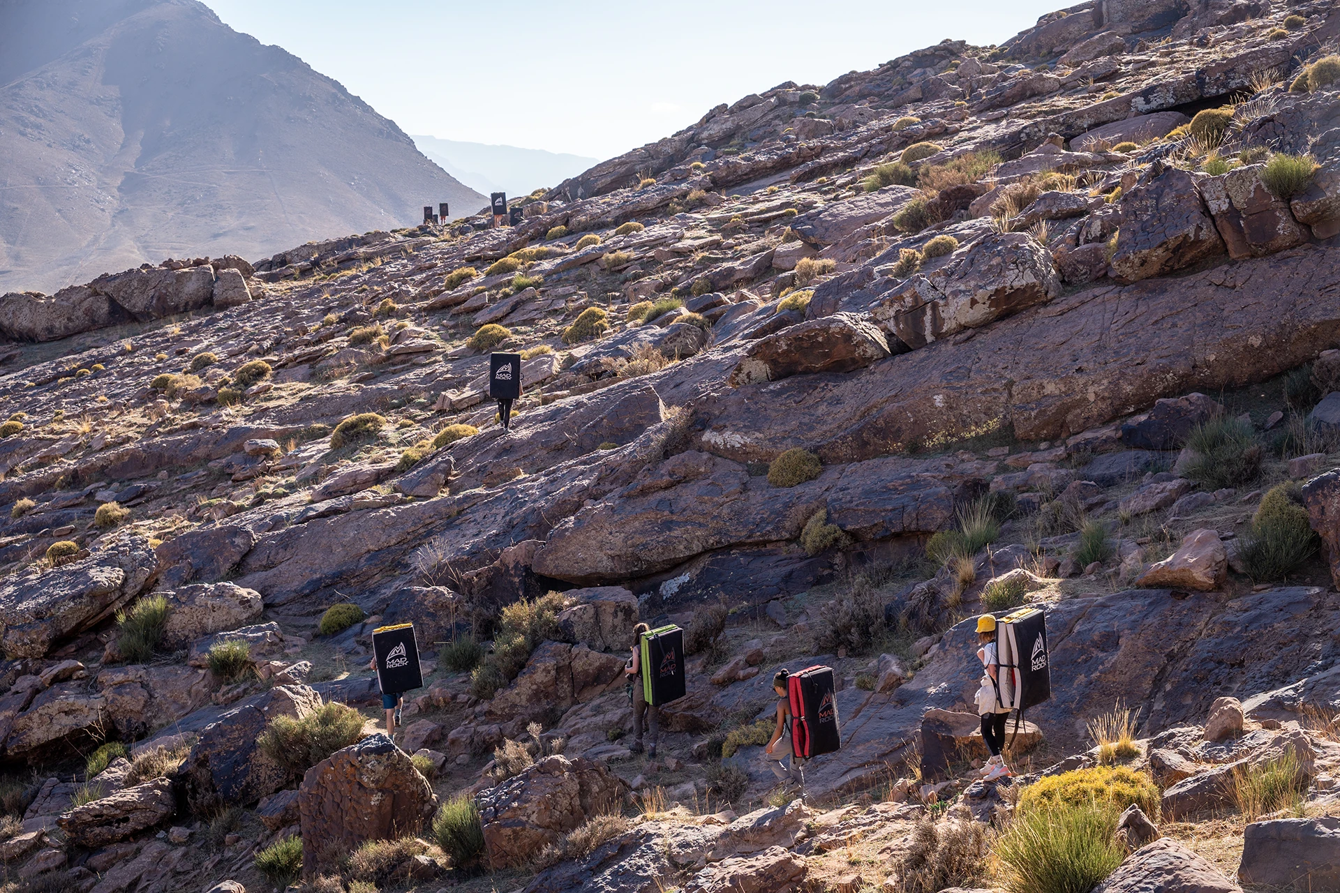 Wandelgroep die door een breed rotslandschap trekt