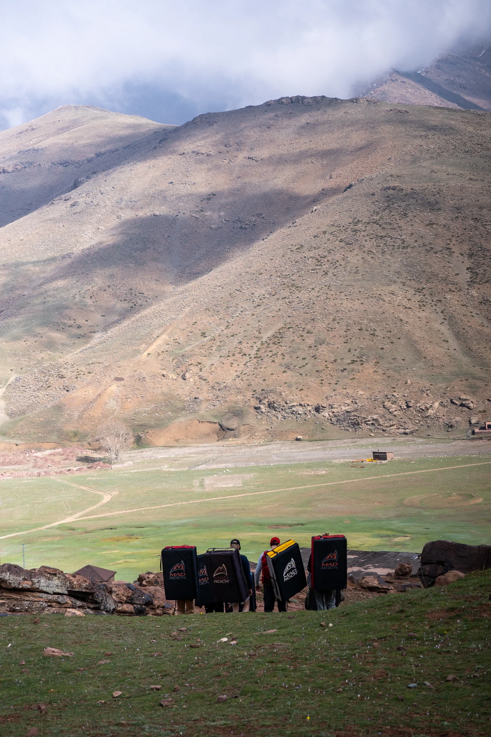 Wandelgroep die door een groene vallei loopt met lage heuvels