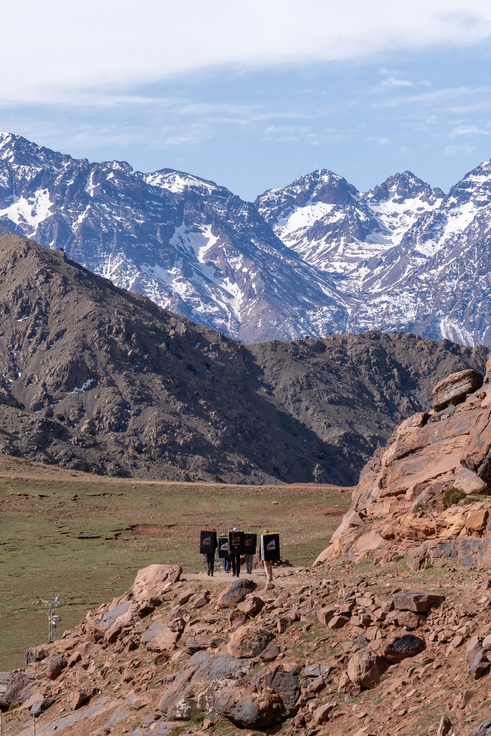 Berglandschap met besneeuwde toppen onder een heldere lucht