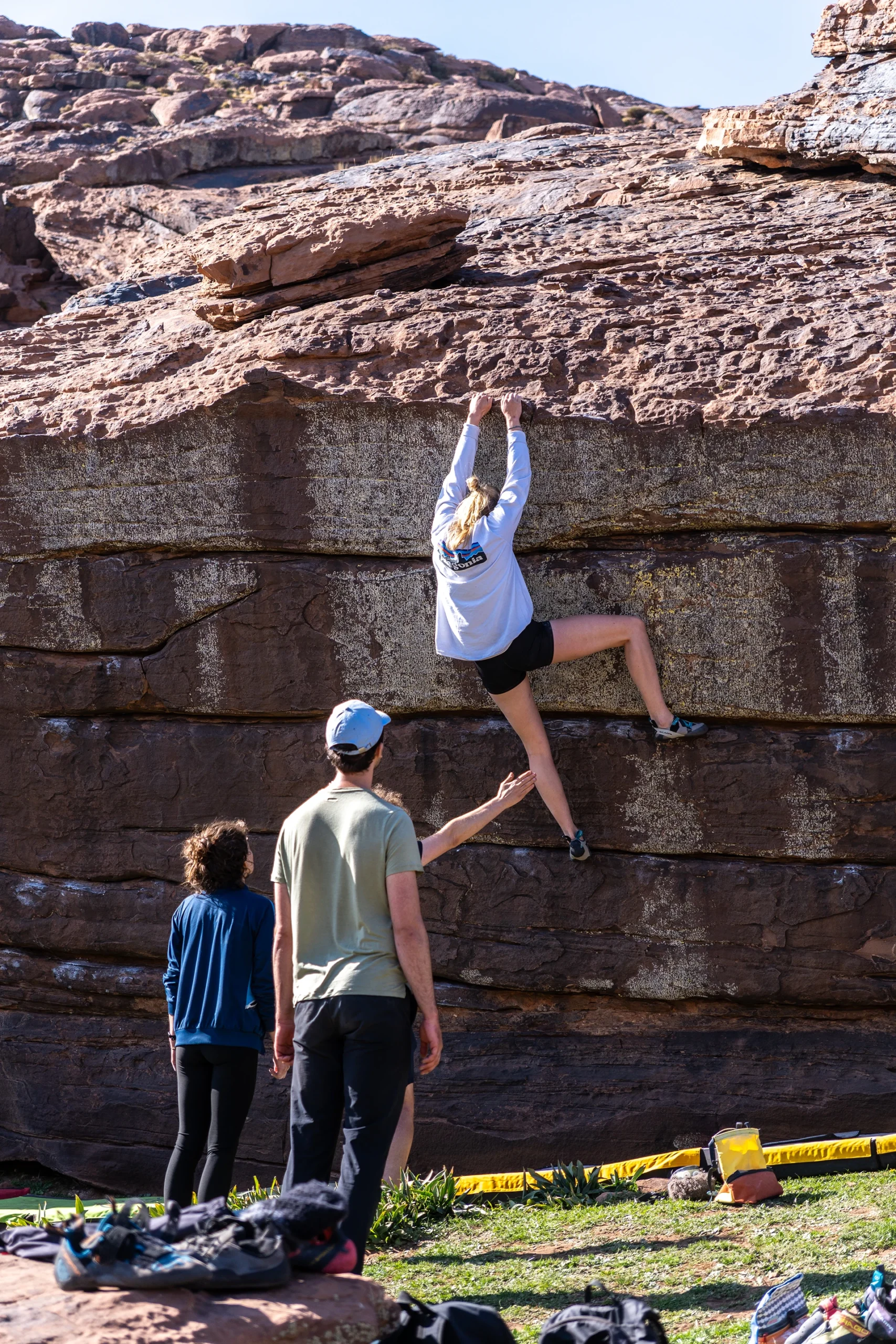 Kinderen die spelen en klimmen tegen een stenen muur