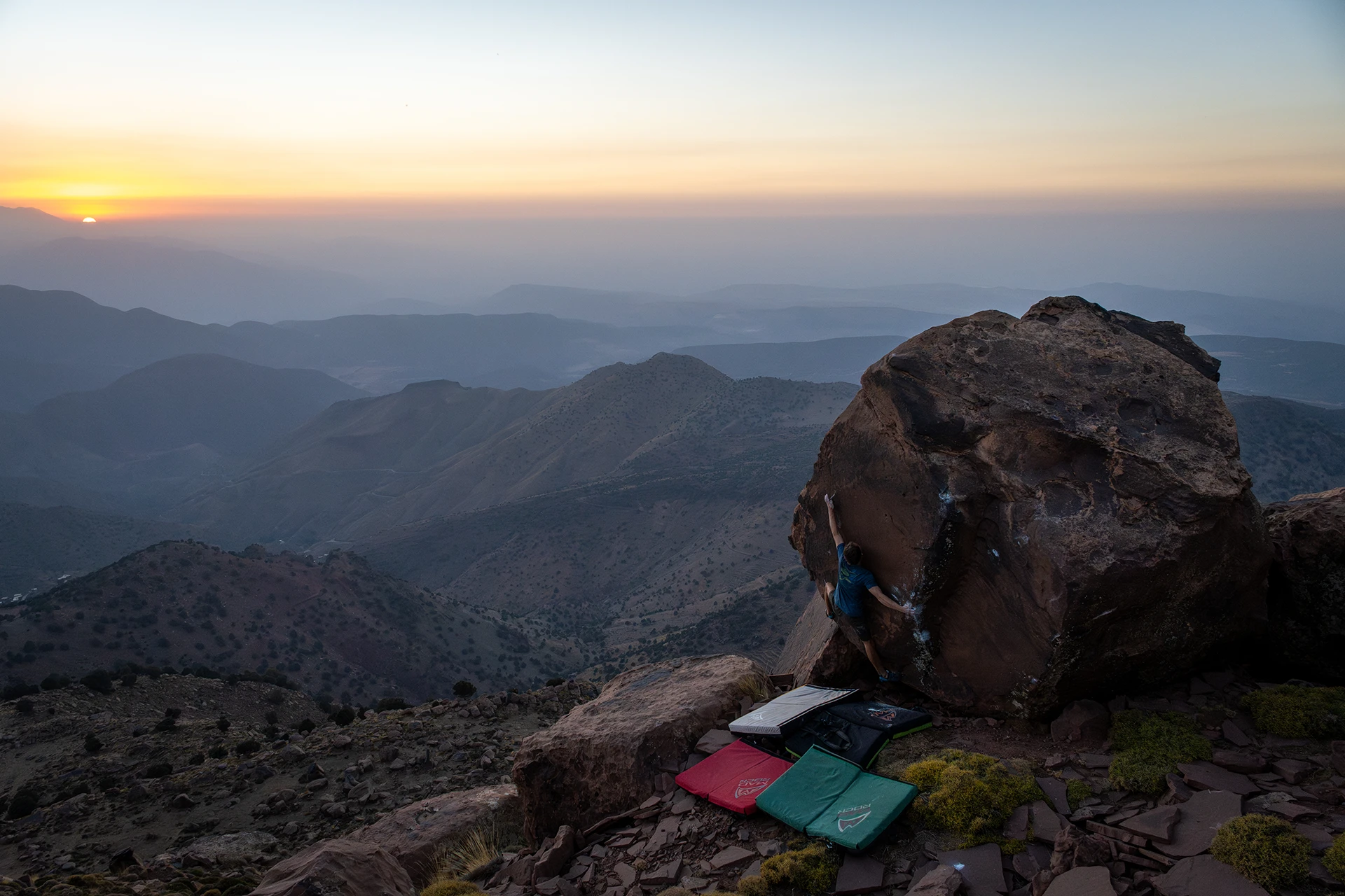 Zonsondergang boven lagen van bergsilhouetten