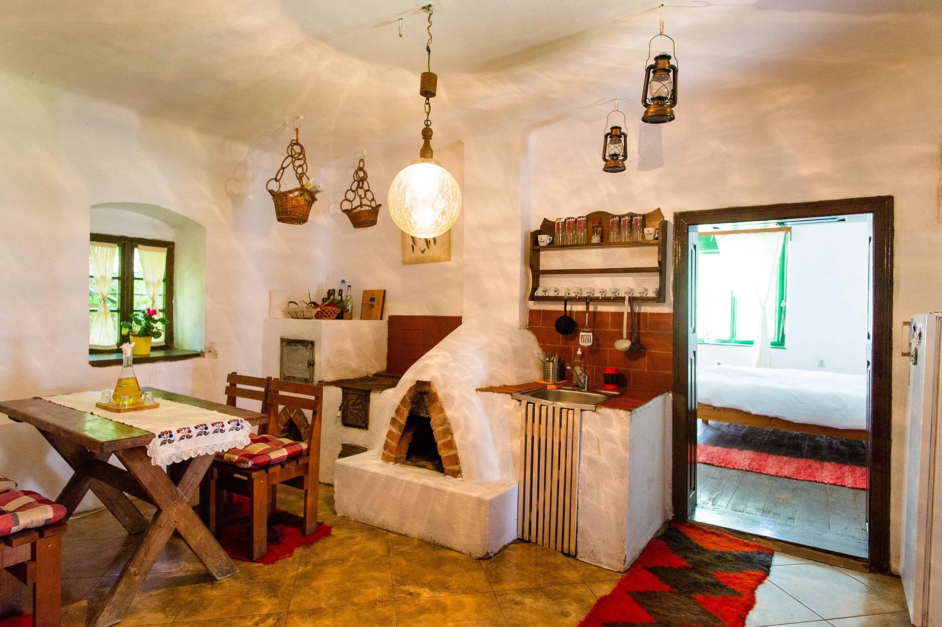 Gezellige kamer met traditionele inrichting en warme kleuren