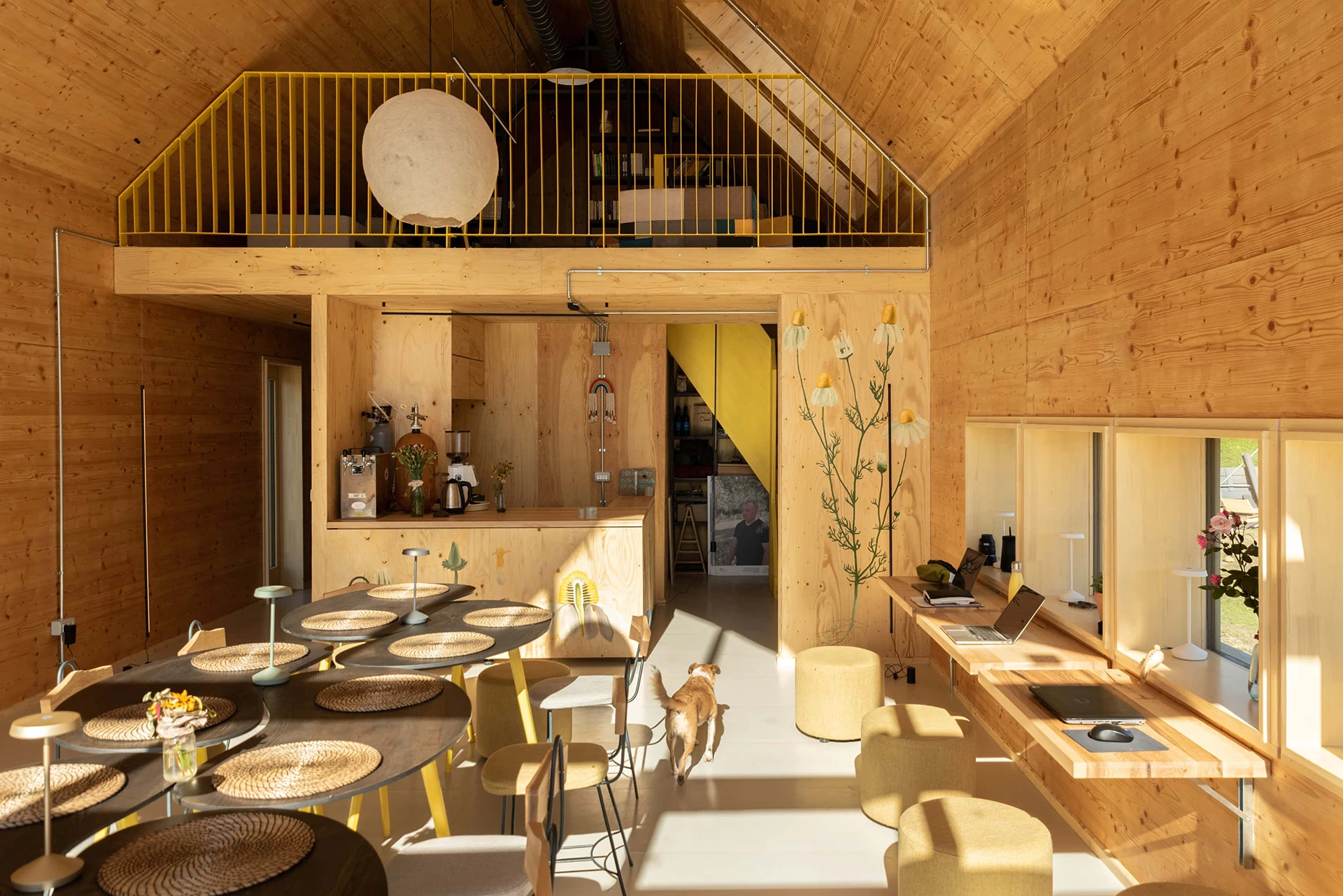 Eetruimte met houten interieur en grote ramen