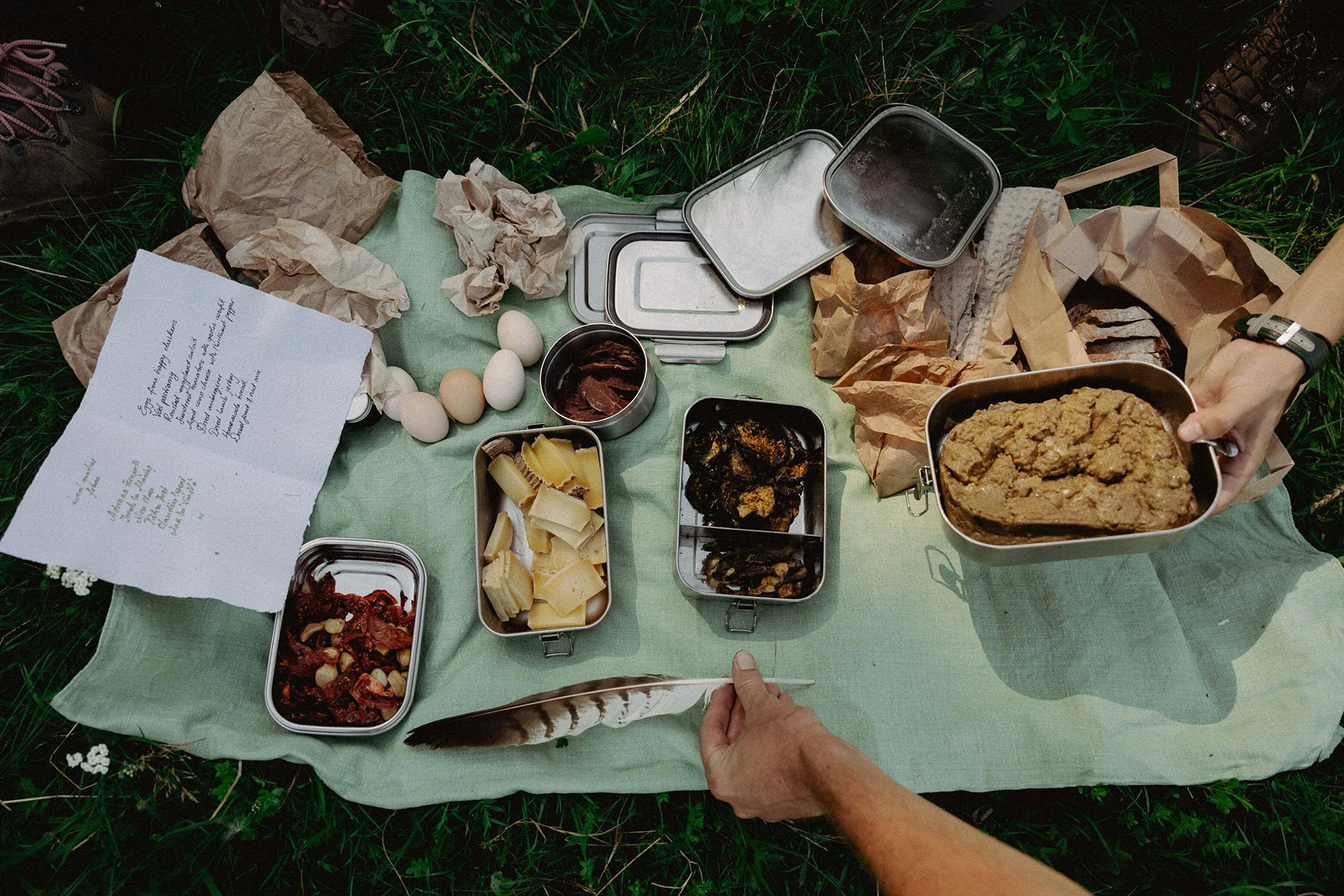 Picknick met diverse gerechten op een deken in het gras
