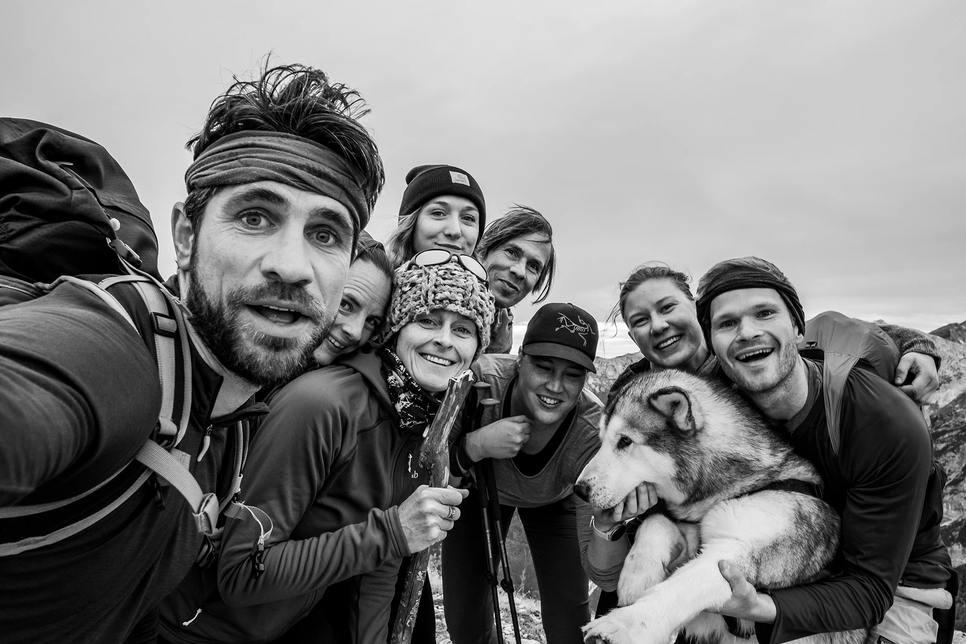 Groep mensen die samen lacht voor een selfie