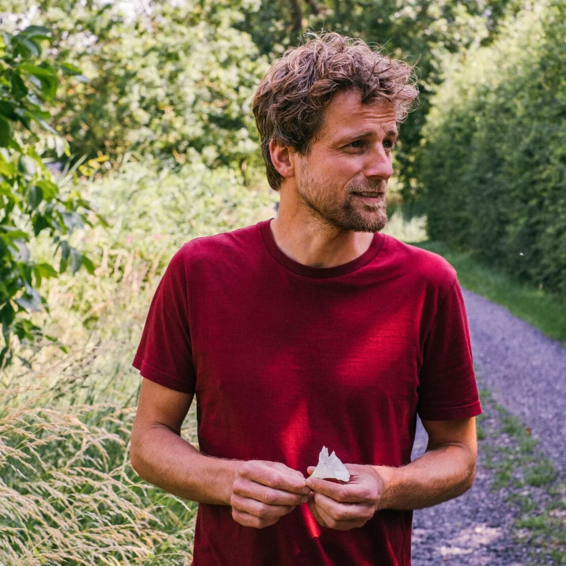 Man met rood t-shirt in de natuur