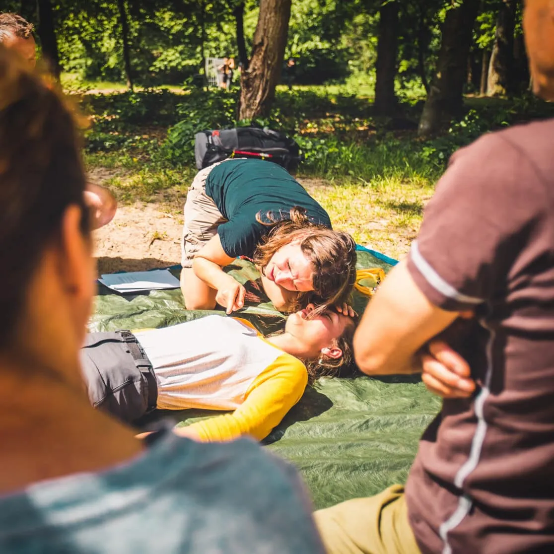 Gids doet reanimatie op een pop in de wildernis