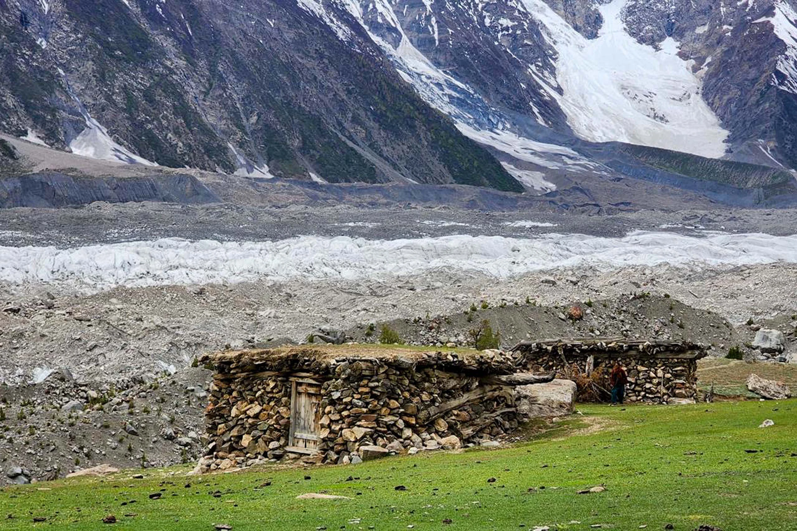 Groene vallei met gletsjer en steile rotswanden